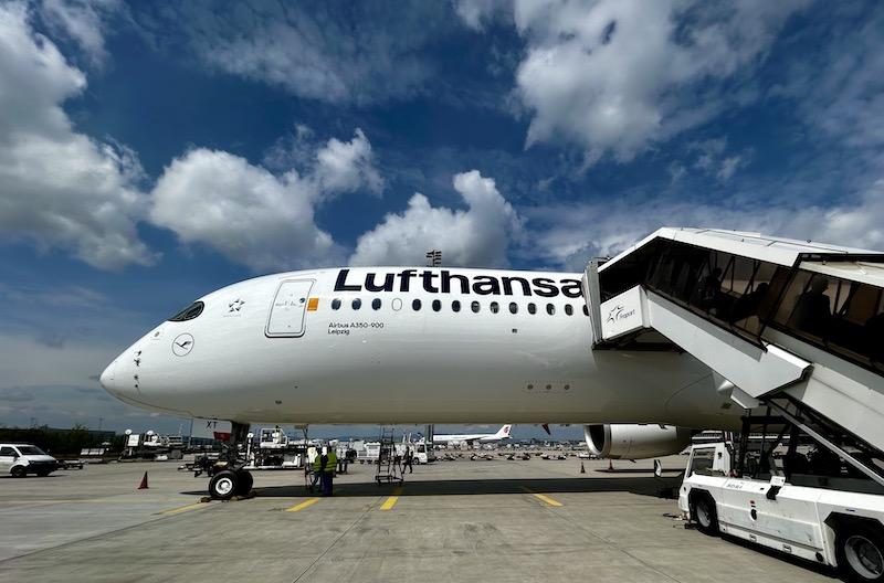 lufthansa a350 at frankfurt airport